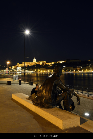József Attila szobra a rakparton-stock-foto