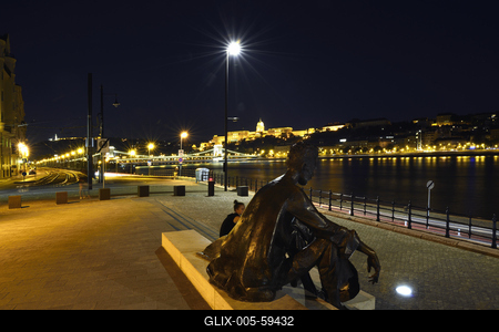 József Attila szobra a rakparton-stock-foto