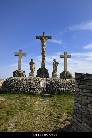 A bodajki kálvária 1736-ban készült. A három kereszt, valamint Mária és Szent János evangelista szobra a kálváriadombon áll.-stock-foto