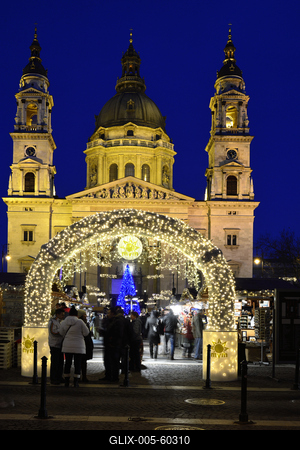 Karácsonyi díszkivilágítás a Bazilika előtti téren-stock-foto