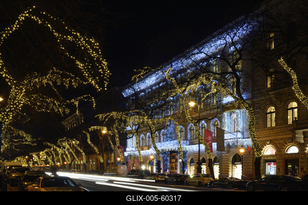 Karácsonyi díszkivilágítás az Andrássy úton-stock-foto