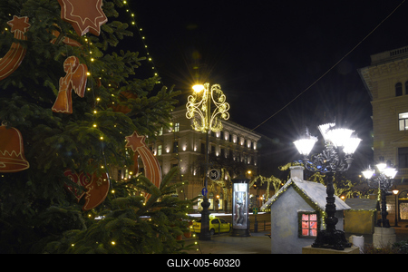 Karácsonyi díszkivilágítás a belvárosban-stock-foto