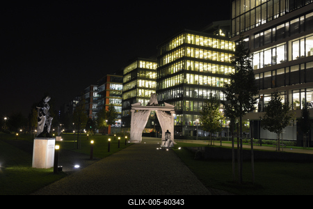 A Nemzeti Színház előtti szobrok-stock-foto
