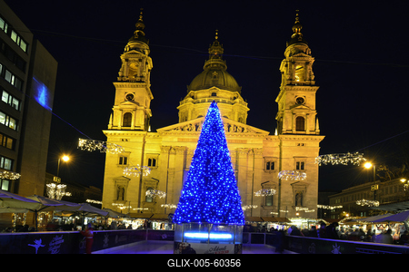 Karácsonyi díszkivilágítás a Bazilika előtti téren-stock-foto