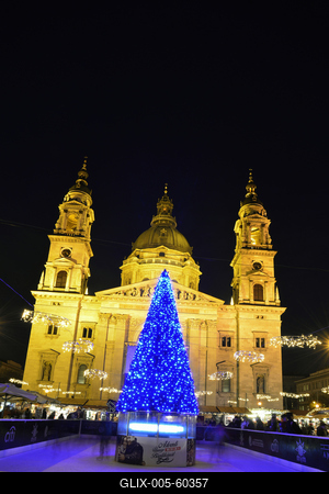 Karácsonyi díszkivilágítás a Bazilika előtti téren-stock-foto