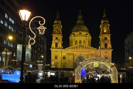 Karácsonyi díszkivilágítás a Bazilika előtti téren-stock-foto