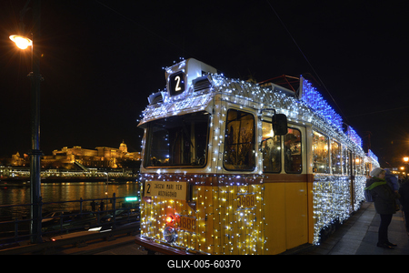 Budapest, karácsonyi fényvillamos-stock-foto