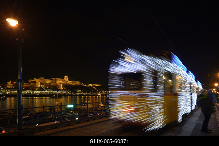 Budapest, karácsonyi fényvillamos-stock-foto