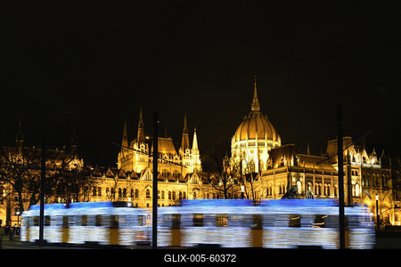 Budapest, karácsonyi fényvillamos-stock-foto