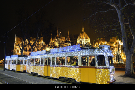 Budapest, karácsonyi fényvillamos-stock-foto