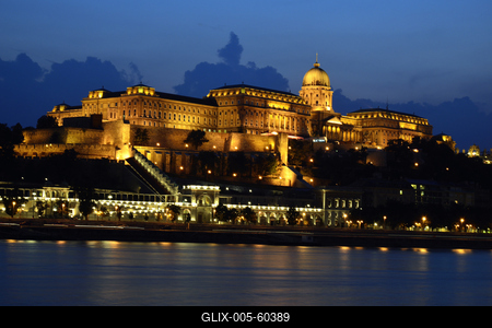 A Budavári Palota esti fényben-stock-foto