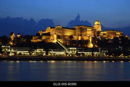 A Budavári Palota esti fényben-stock-foto