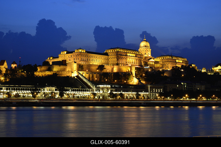 A Budavári Palota esti fényben-stock-foto