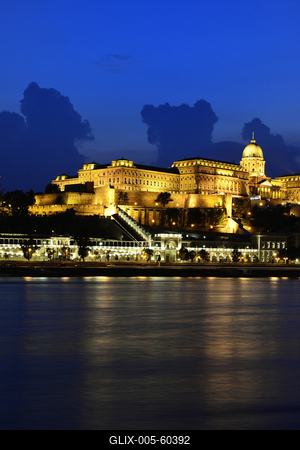 A Budavári Palota esti fényben-stock-foto
