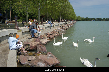 Balatonfüred, turisták a Balaton parton-stock-foto