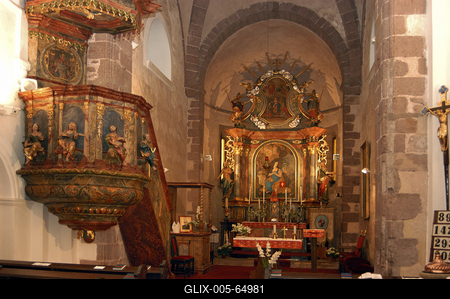 Felsőörsi prépostsági templom belső tere. A Balaton-környék legjelentősebb román-kori épülete a felsőörsi prépostsági templom.-stock-foto