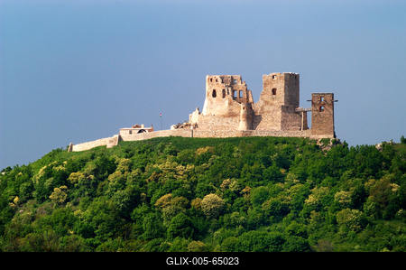 A Cseszneki Vár látványa a Bakony hegységben-stock-foto