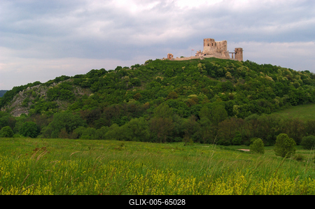 A Cseszneki Vár látványa a Bakony hegységben-stock-foto