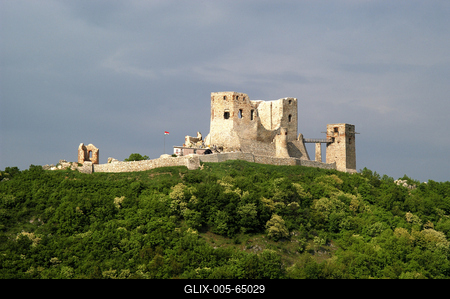 A Cseszneki Vár látványa a Bakony hegységben-stock-foto