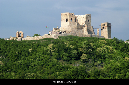 A Cseszneki Vár látványa a Bakony hegységben-stock-foto