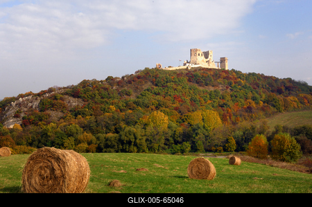 A Cseszneki Vár látványa a Bakony hegységben-stock-foto