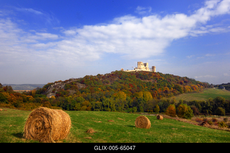 A Cseszneki Vár látványa a Bakony hegységben-stock-foto