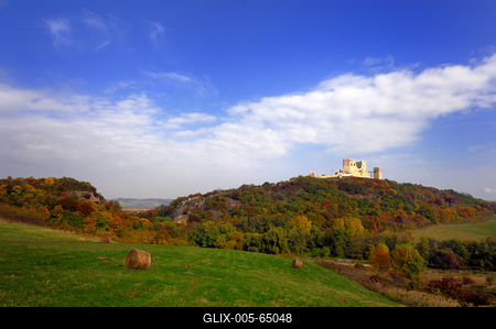 A Cseszneki Vár látványa a Bakony hegységben-stock-foto