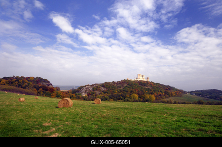 A Cseszneki Vár látványa a Bakony hegységben-stock-foto