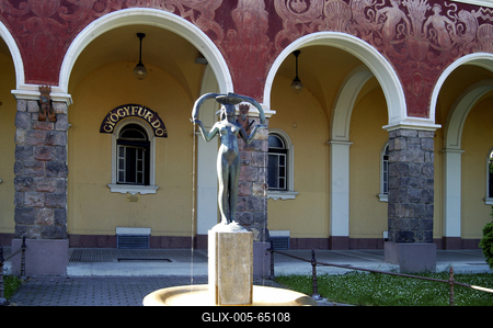 A Tisza Szálló és Gyógyfürdő, előtérben a Lány halakkal szobor, Szolnok-stock-foto