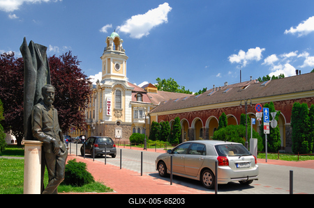 A Tisza Szálló és Gyógyfürdő, előtérben Szigligeti Ede szobra, Szolnok, Verseghy park-stock-foto
