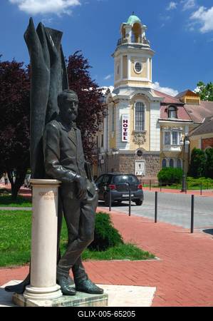 A Tisza Szálló és Gyógyfürdő, előtérben Szigligeti Ede szobra, Szolnok, Verseghy park-stock-foto