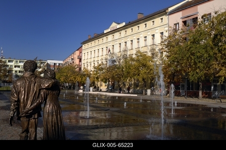 Damjanich János Múzeum, Szolnok belvárosa, előtérben a Sétáló ifjú pár szobor-stock-foto
