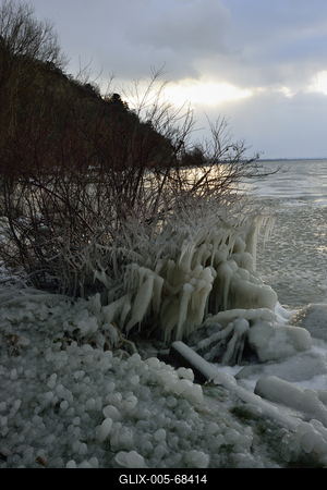 A jeges Balaton Fonyódnál. Háttérben a Badacsony.-stock-foto