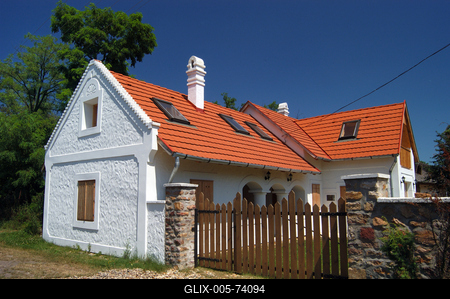 Salföld, hagyományos, népi építészetű lakóházak.-stock-foto