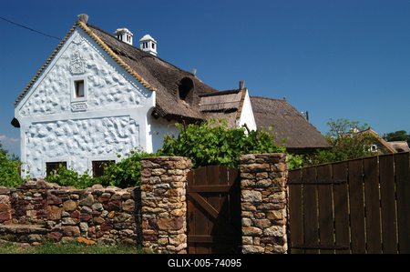 Salföld, hagyományos, népi építészetű lakóházak.-stock-foto