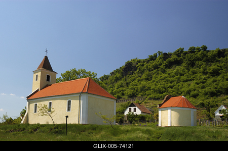 Kápolna a Somló-hegyen-stock-foto