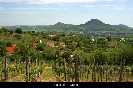 A Balaton-felvidék tanúhegyeinek látványa-stock-foto