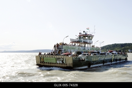 Tihany-Szántód komp a Balatonon-stock-foto