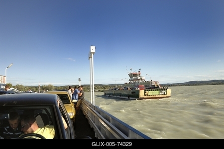 Tihany-Szántód komp a Balatonon-stock-foto