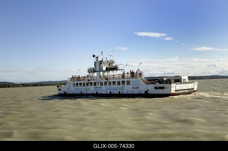 Tihany-Szántód komp a Balatonon-stock-foto