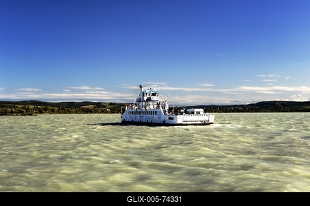 Tihany-Szántód komp a Balatonon-stock-foto