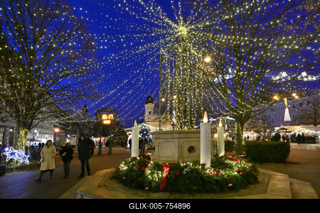 Debrecenben tal?lhat? Magyarorsz?g egyik legszebb ?s legnagyobb kar?csonyi v?s?ra. A belv?ros d?szkivil?g?t?ssal, min?s?gi gasztrokulin?ris palett?val, sz?les ?s egyed?l?ll? term?kk?n?lattal k?sz?lt ebben az ?vben is a m?r hagyom?nyos adventi forgatagra.A v?s?rban  forralt bor ?s s?lt gesztenye illat lengedezi k?rbe a sz?pen feld?sz?tett ?s kivil?g?tott hatalmas feny?f?t, a j?gkorcsolya p?ly?t, a gyerekvas?tat, ?s szinte az eg?sz belv?rost.-stock-foto