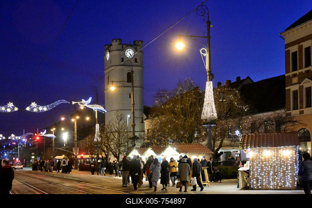 Debrecenben tal?lhat? Magyarorsz?g egyik legszebb ?s legnagyobb kar?csonyi v?s?ra. A belv?ros d?szkivil?g?t?ssal, min?s?gi gasztrokulin?ris palett?val, sz?les ?s egyed?l?ll? term?kk?n?lattal k?sz?lt ebben az ?vben is a m?r hagyom?nyos adventi forgatagra.A v?s?rban  forralt bor ?s s?lt gesztenye illat lengedezi k?rbe a sz?pen feld?sz?tett ?s kivil?g?tott hatalmas feny?f?t, a j?gkorcsolya p?ly?t, a gyerekvas?tat, ?s szinte az eg?sz belv?rost.-stock-foto