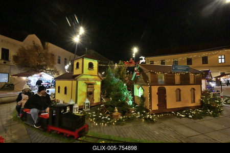 Debrecenben tal?lhat? Magyarorsz?g egyik legszebb ?s legnagyobb kar?csonyi v?s?ra. A belv?ros d?szkivil?g?t?ssal, min?s?gi gasztrokulin?ris palett?val, sz?les ?s egyed?l?ll? term?kk?n?lattal k?sz?lt ebben az ?vben is a m?r hagyom?nyos adventi forgatagra.A v?s?rban  forralt bor ?s s?lt gesztenye illat lengedezi k?rbe a sz?pen feld?sz?tett ?s kivil?g?tott hatalmas feny?f?t, a j?gkorcsolya p?ly?t, a gyerekvas?tat, ?s szinte az eg?sz belv?rost.-stock-foto