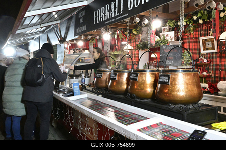 Debrecenben tal?lhat? Magyarorsz?g egyik legszebb ?s legnagyobb kar?csonyi v?s?ra. A belv?ros d?szkivil?g?t?ssal, min?s?gi gasztrokulin?ris palett?val, sz?les ?s egyed?l?ll? term?kk?n?lattal k?sz?lt ebben az ?vben is a m?r hagyom?nyos adventi forgatagra.A v?s?rban  forralt bor ?s s?lt gesztenye illat lengedezi k?rbe a sz?pen feld?sz?tett ?s kivil?g?tott hatalmas feny?f?t, a j?gkorcsolya p?ly?t, a gyerekvas?tat, ?s szinte az eg?sz belv?rost.-stock-foto