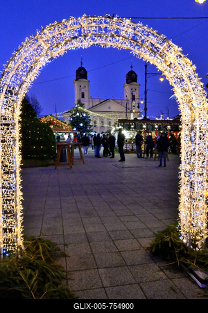 Debrecenben tal?lhat? Magyarorsz?g egyik legszebb ?s legnagyobb kar?csonyi v?s?ra. A belv?ros d?szkivil?g?t?ssal, min?s?gi gasztrokulin?ris palett?val, sz?les ?s egyed?l?ll? term?kk?n?lattal k?sz?lt ebben az ?vben is a m?r hagyom?nyos adventi forgatagra.A v?s?rban  forralt bor ?s s?lt gesztenye illat lengedezi k?rbe a sz?pen feld?sz?tett ?s kivil?g?tott hatalmas feny?f?t, a j?gkorcsolya p?ly?t, a gyerekvas?tat, ?s szinte az eg?sz belv?rost.-stock-foto