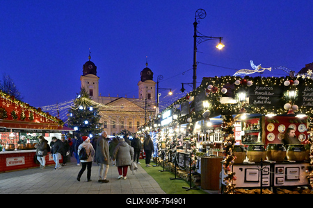 Debrecenben tal?lhat? Magyarorsz?g egyik legszebb ?s legnagyobb kar?csonyi v?s?ra. A belv?ros d?szkivil?g?t?ssal, min?s?gi gasztrokulin?ris palett?val, sz?les ?s egyed?l?ll? term?kk?n?lattal k?sz?lt ebben az ?vben is a m?r hagyom?nyos adventi forgatagra.A v?s?rban  forralt bor ?s s?lt gesztenye illat lengedezi k?rbe a sz?pen feld?sz?tett ?s kivil?g?tott hatalmas feny?f?t, a j?gkorcsolya p?ly?t, a gyerekvas?tat, ?s szinte az eg?sz belv?rost.-stock-foto