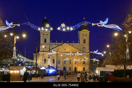 Debrecenben tal?lhat? Magyarorsz?g egyik legszebb ?s legnagyobb kar?csonyi v?s?ra. A belv?ros d?szkivil?g?t?ssal, min?s?gi gasztrokulin?ris palett?val, sz?les ?s egyed?l?ll? term?kk?n?lattal k?sz?lt ebben az ?vben is a m?r hagyom?nyos adventi forgatagra.A v?s?rban  forralt bor ?s s?lt gesztenye illat lengedezi k?rbe a sz?pen feld?sz?tett ?s kivil?g?tott hatalmas feny?f?t, a j?gkorcsolya p?ly?t, a gyerekvas?tat, ?s szinte az eg?sz belv?rost.-stock-foto