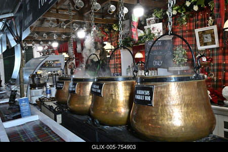 Debrecenben tal?lhat? Magyarorsz?g egyik legszebb ?s legnagyobb kar?csonyi v?s?ra. A belv?ros d?szkivil?g?t?ssal, min?s?gi gasztrokulin?ris palett?val, sz?les ?s egyed?l?ll? term?kk?n?lattal k?sz?lt ebben az ?vben is a m?r hagyom?nyos adventi forgatagra.A v?s?rban  forralt bor ?s s?lt gesztenye illat lengedezi k?rbe a sz?pen feld?sz?tett ?s kivil?g?tott hatalmas feny?f?t, a j?gkorcsolya p?ly?t, a gyerekvas?tat, ?s szinte az eg?sz belv?rost.-stock-foto