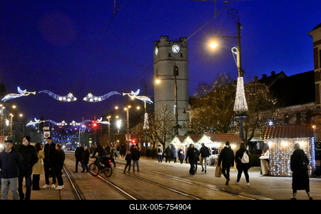 Debrecenben tal?lhat? Magyarorsz?g egyik legszebb ?s legnagyobb kar?csonyi v?s?ra. A belv?ros d?szkivil?g?t?ssal, min?s?gi gasztrokulin?ris palett?val, sz?les ?s egyed?l?ll? term?kk?n?lattal k?sz?lt ebben az ?vben is a m?r hagyom?nyos adventi forgatagra.A v?s?rban  forralt bor ?s s?lt gesztenye illat lengedezi k?rbe a sz?pen feld?sz?tett ?s kivil?g?tott hatalmas feny?f?t, a j?gkorcsolya p?ly?t, a gyerekvas?tat, ?s szinte az eg?sz belv?rost.-stock-foto